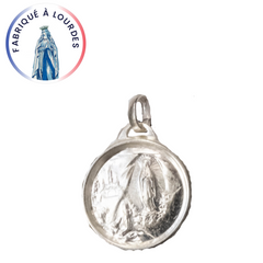 Médaille Apparition de Lourdes en laiton argenté, ronde 17,5 mm, facettée contenant de l'eau de Lourdes
