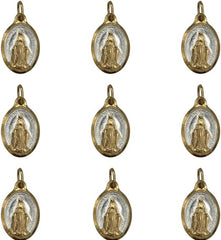 Lote de 9 Medallas de la Virgen Milagrosa, doradas en oro fino de 24 quilates, forma ovalada y esmalte bicolor.
