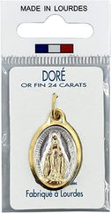 Zestaw 4 Medalików Cudownej Dziewicy, złoconych 24-karatowym czystym złotem, owalny kształt i dwukolorowa emalia. W całości wyprodukowane w Lourdes.