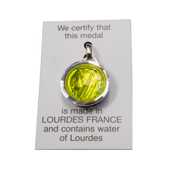 Medalla de la Virgen de perfil, aluminio, redonda 17,5 mm, esmaltada y facetada, que contiene agua de Lourdes