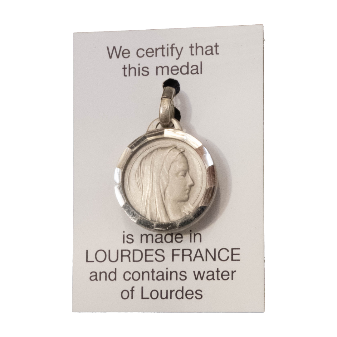 Médaille Vierge de profil en laiton argenté, ronde 17,5 mm, facettée contenant de l'eau de Lourdes