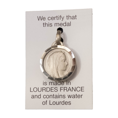 Médaille Vierge argentée facetée ronde (contenant de l'eau de Lourdes) - 17,5 mm