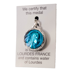 Medaglia della Vergine di profilo, alluminio, rotonda 17,5 mm, smaltata e sfaccettata, contenente acqua di Lourdes