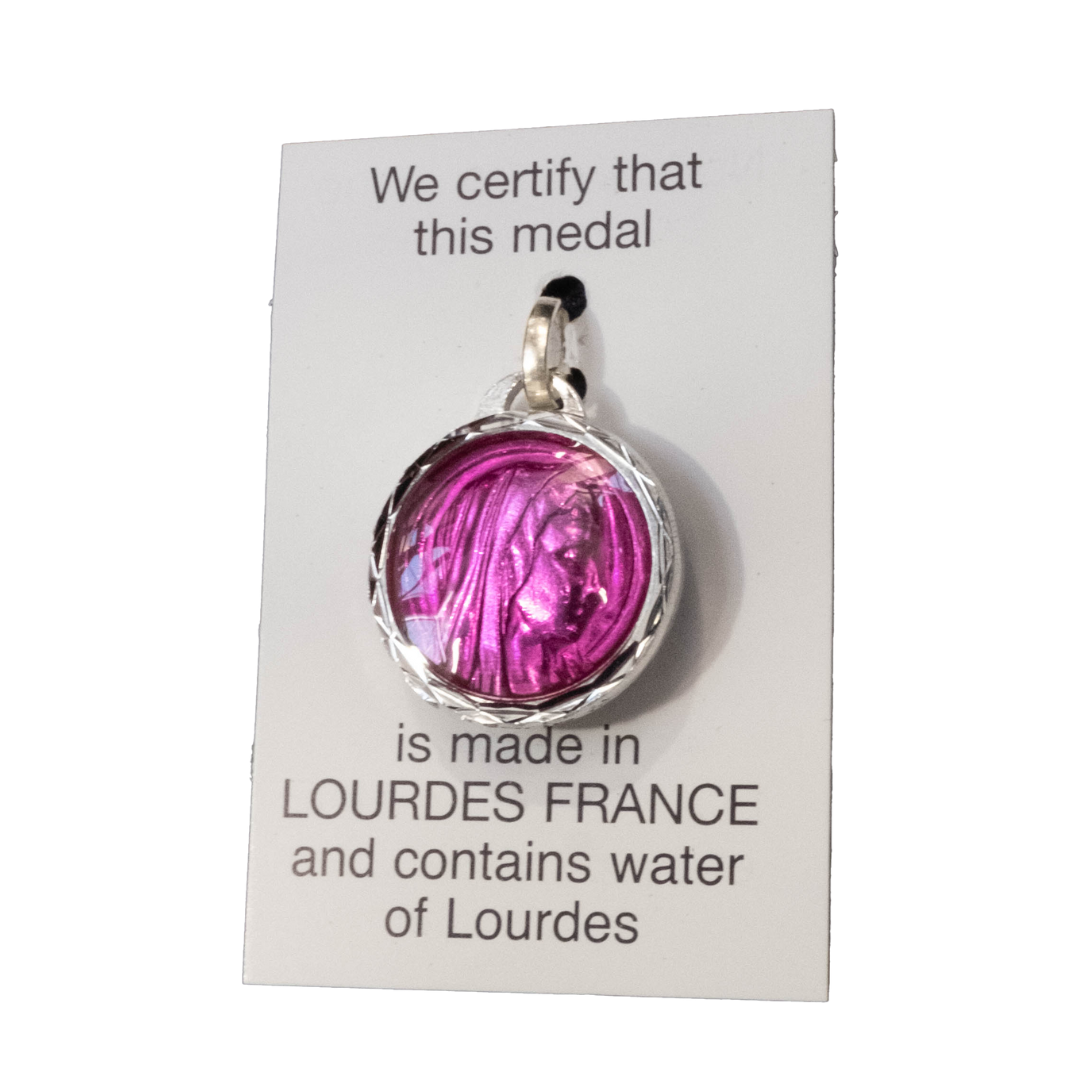 Médaille Vierge de profil, aluminium, ronde 17,5 mm, émaillée et facettée, contenant de l'eau de Lourdes