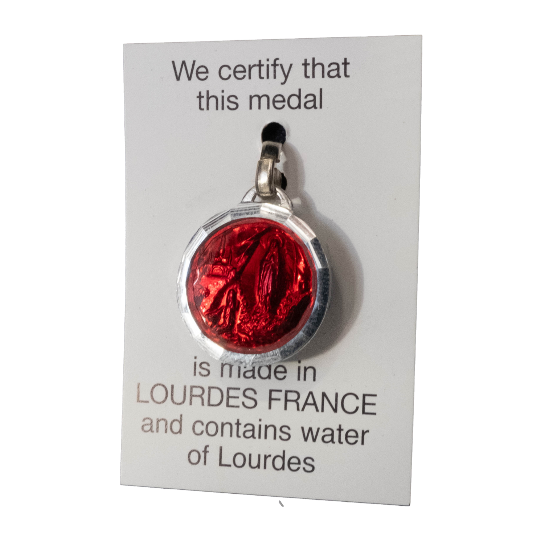 Médaille Apparition de Lourdes, aluminium, ronde 17,5 mm, émaillée et facettée, contenant de l'eau de Lourdes