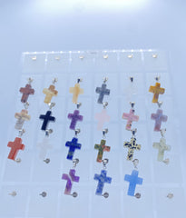 Croix en pierre couleurs assortis