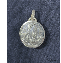 Médaille Apparition de Lourdes en laiton argenté, ronde 17,5 mm, facettée contenant de l'eau de Lourdes
