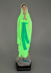 Statue de la Vierge Notre Dame de Lourdes, lumineuse, décorée sur un socle octogonal
