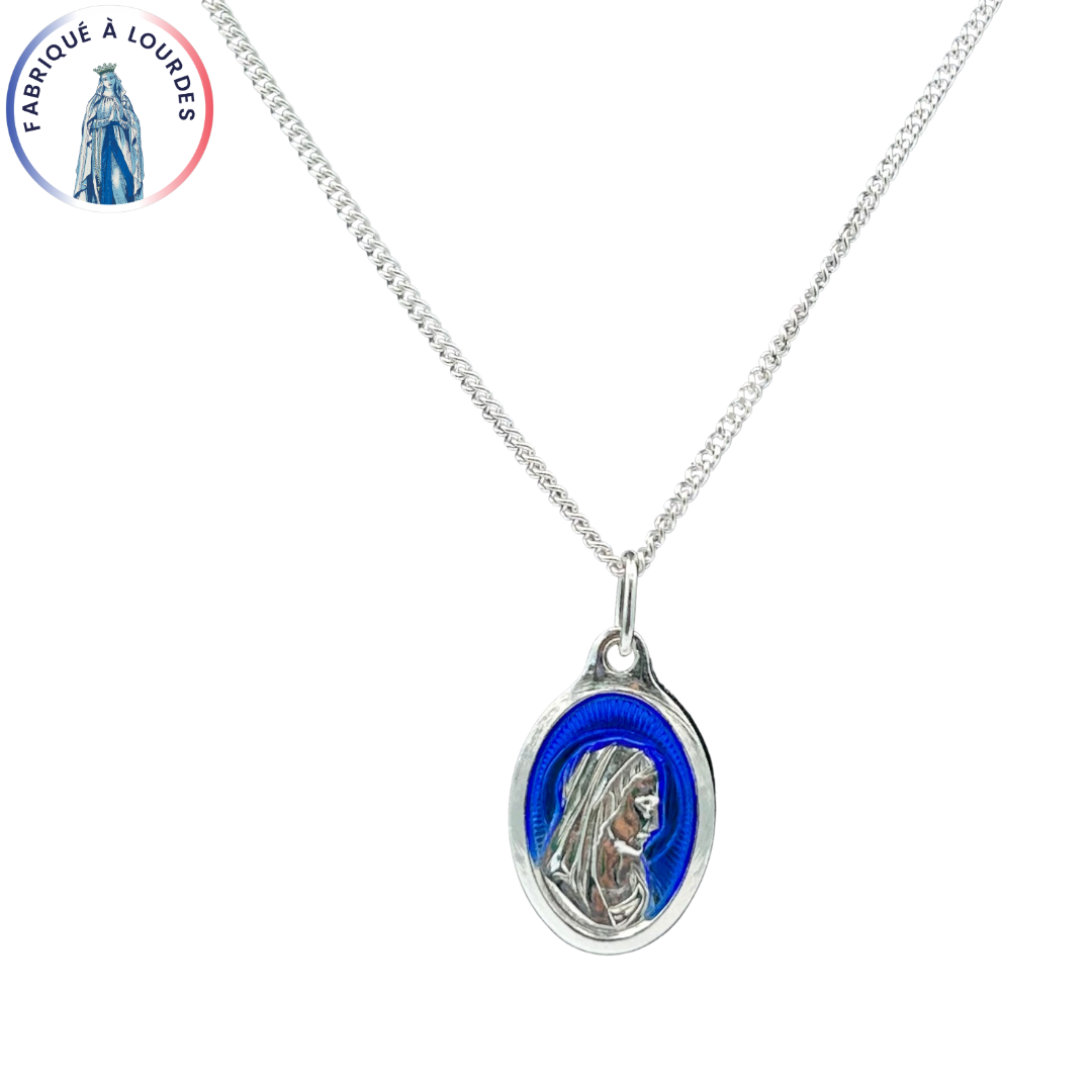 Parure composée d'une médaille de la Vierge ovale argentée 25 mm et d'une chaîne 50 cm, entièrement produite à Lourdes.