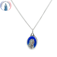 Parure composta da una medaglia ovale in argento della Vergine Maria da 25 mm e una catena da 50 cm, interamente prodotta a Lourdes.