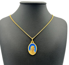Conjunto compuesto por una medalla de la Virgen ovalada de 25 mm en oro fino de 24 quilates, esmalte azul y una cadena de 50 cm, íntegramente producida en Lourdes.