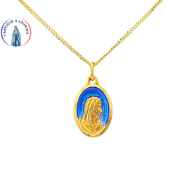Zestaw składający się z 25 mm owalnego medalionu Matki Boskiej z 24-karatowego czystego złota, niebieskiej emalii i łańcuszka o długości 50 cm, w całości wyprodukowany w Lourdes.