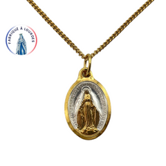 Conjunto compuesto por una medalla ovalada de la Virgen Milagrosa de 25 mm bañada en oro fino de 24 quilates y una cadena de 50 cm, íntegramente producida en Lourdes.