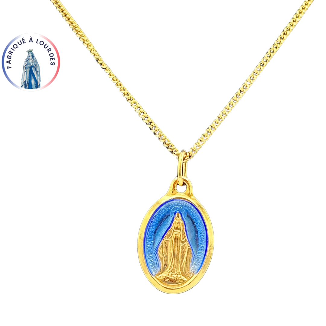 Parure composée d'une médaille de la Vierge miraculeuse 25 mm ovale dorée or fin 24 carats, émail bleu et d'une chaîne 50 cm, entièrement produite à Lourdes.