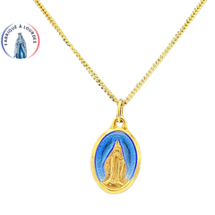 Parure composta da una medaglia ovale di 25 mm della Vergine Miracolosa dorata in oro fino 24 carati, smalto blu e una catena di 50 cm, interamente prodotta a Lourdes.