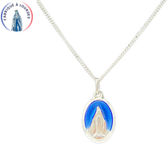 Parure composta da una medaglia ovale in argento della Vergine Miracolosa di 25 mm e una catena di 50 cm, interamente prodotta a Lourdes.