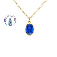 Parure composta da una medaglia ovale della Vergine Miracolosa in oro fino 24 carati da 20 mm e una catena da 50 cm, interamente prodotta a Lourdes.