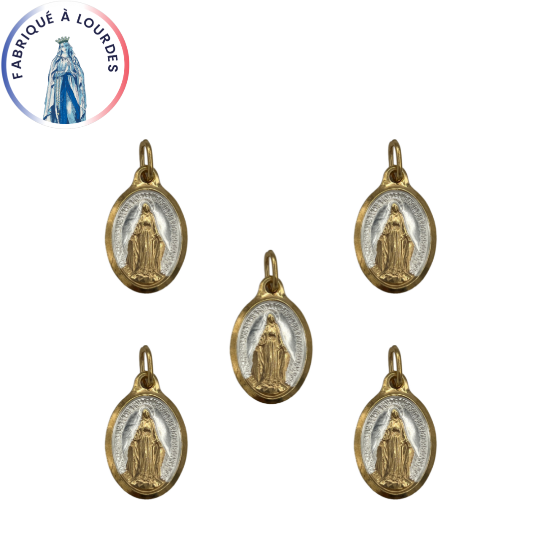 Lote de Medallas de la Virgen Milagrosa Ovaladas Doradas en oro fino de 24 quilates, fondo blanco