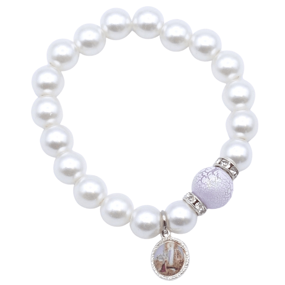 Bracelet imitation perle 10 mm avec médaille sur élastique - Bracelet imitation perle 10 mm avec médaille sur élastique