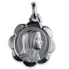 Médaille de forme fleur en argent 925/000 ronde 23 mm représentant la vierge de profil.  Intérieur sablé, bord poli.  Poids 3,71g